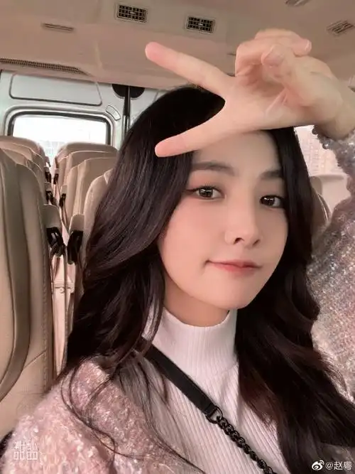 赵粤六宫格比耶自拍#赵粤周一开工自拍好可爱呀!