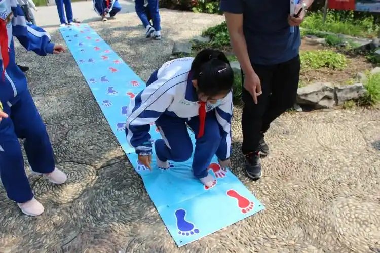 这姿势,鹅卵石有点硌脚?还是教练偷偷在赛道下边放了指压板?