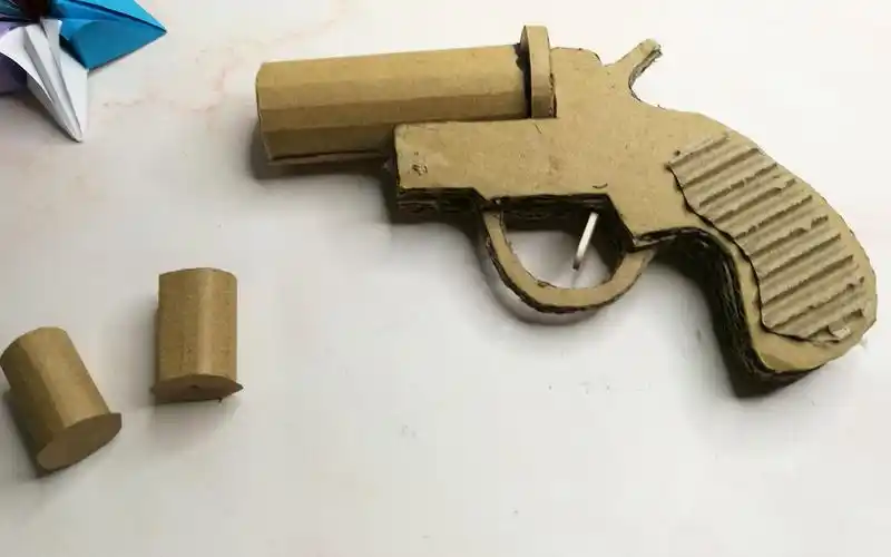 小壮手工自制绝地求生里的信号枪废旧纸板制作枪管可以动