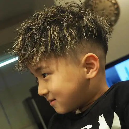 通过使用烫发工具,你可以给小男孩的头发增添一些自然的卷度.