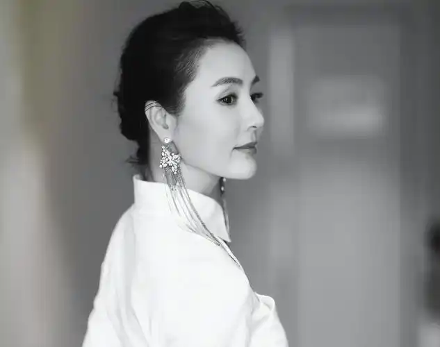 演员姜宏波姜文捧红她出道26年无绯闻50岁活得干净洒脱