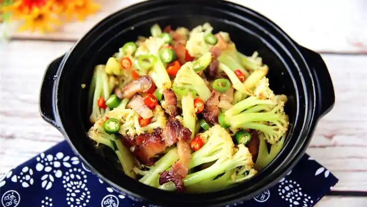 腊肉炒花菜的做法(炒菜花焯水好还是不焯水好)