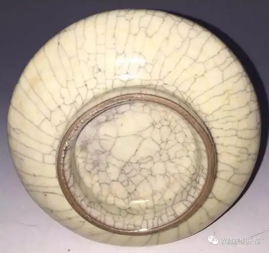 元代修内司哥窑荸荠瓶底部北宋汴京官窑旋纹盘口瓶理由之二:胎土古时