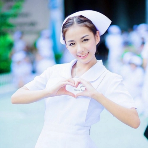 泰国90后护士制服迷人 多人慕名去医院强行看病
