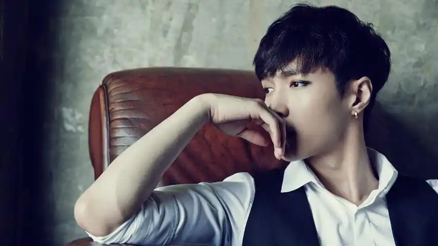 47m上传时间:2020-06-16壁纸标签:张艺兴明星风尚壁纸封面图张艺兴