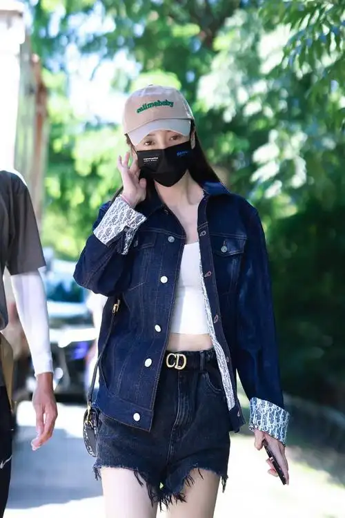 杨幂实力演绎棒球帽时髦戴法,手把手教你怎么戴才是高街时尚