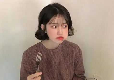 女生碎发刘海短发 烫发发型