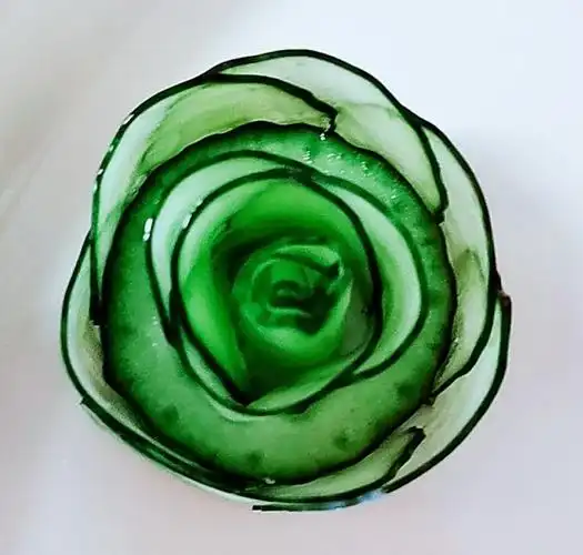 第5步(黄瓜造型花凉拌黄瓜创意摆盘花式美食菜肴点缀摆盘的做法)