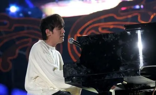 周杰伦白色毛衣