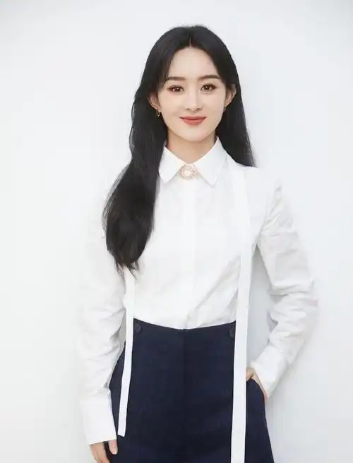 赵丽颖登台朗诵造型吸睛, 白衬衫搭配阔腿裤, 清爽干练又显气质!