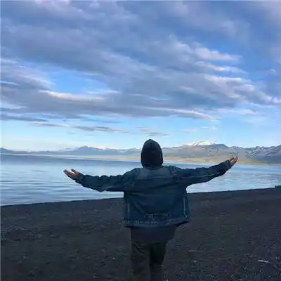 氛围感十足的男生背影头像_干净有氛围感的男生头像_头像_男生_氛围