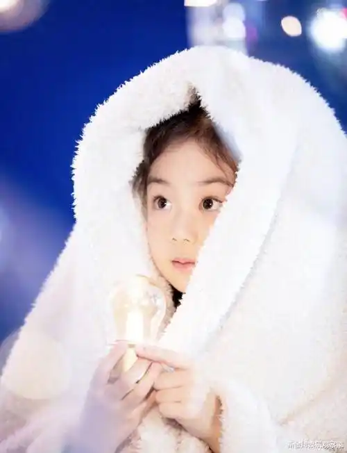 戚薇久违开演唱会,8岁女儿lucky颜值抢镜,像爸爸李承铉还是妈妈_lucky