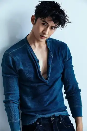 张云龙晒全新写真大领口微露肌肉线条片 湿发造型荷尔蒙满溢性感爆棚