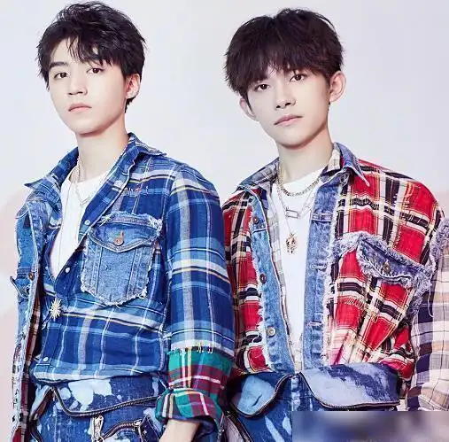 千玺小凯戴同款表妈妈还送两人相同的手链友谊得到家人认可