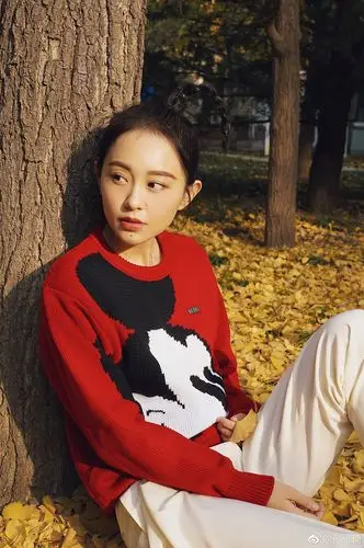 孙耀琦杏叶林拍照人比景美,第三张照片意境感十足简直美出新高度