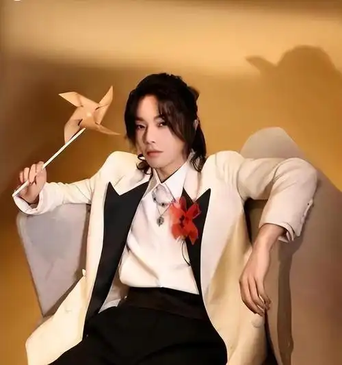 华晨宇女友瘦到病态穿吊带胸口伤痕明显网友绝配尊重祝福