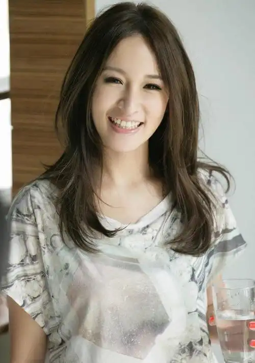 萧亚轩生活照情感生活2004年,萧亚轩与王阳明恋爱.