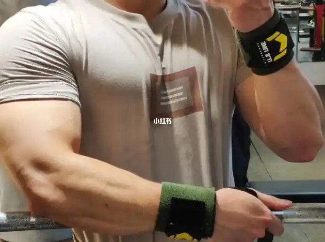 他说女生根本不在乎你有多少腹肌,你练得如何,主要还是脸!