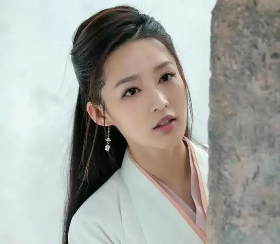 眉目如画飘飘欲仙,看了《绾心记》李沁路透,才懂啥叫男神收割机