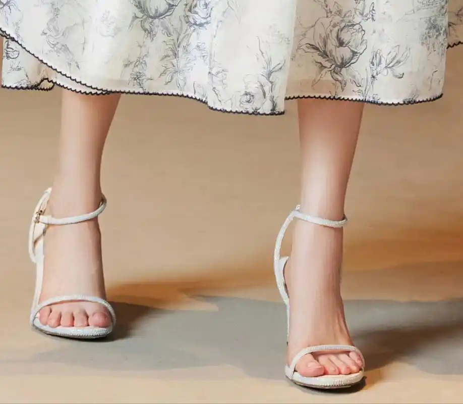 演员祝绪丹凉鞋美脚照,2019年,祝绪丹主演的古装武侠剧《倚天屠龙记》