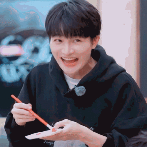 周深超话#周深太可爱了#全国降温的冬天要吃点甜甜看了不笑算我输