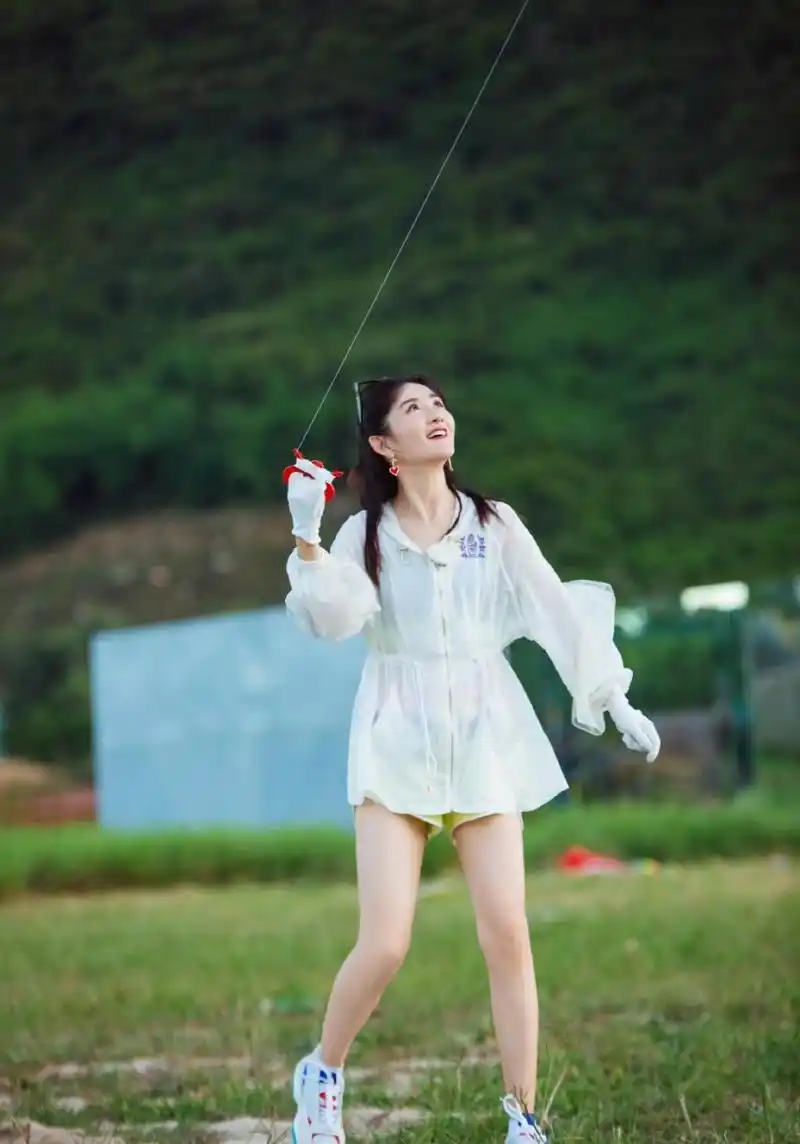 谢娜就是厉害,生了俩娃状态依旧似少女,穿超短裤腿比吴昕的还细