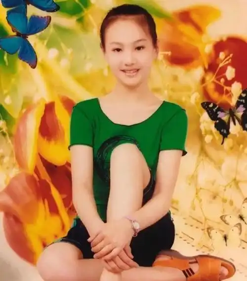 郑爽童年照曝光,脸蛋圆润模样清秀,果然是从小美到大的小仙女