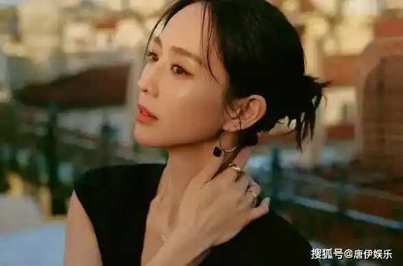 张钧甯春日写真释出黑裙简约首饰显高级闭眼倚花聆听春悸