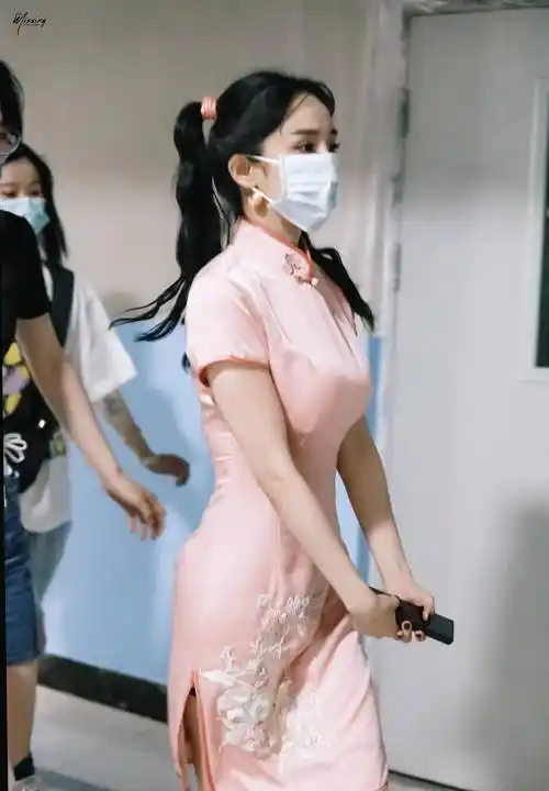 总之,杨幂的双马尾旗袍造型尽显她的少女清新本色,让人心驰神往.