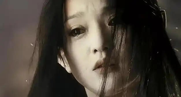 而出色的表现让在读书期间的周迅得到了拍摄电影的机会,并因此在电影