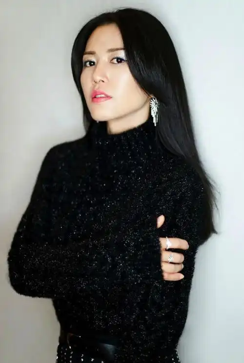 谭维维真是时髦!短裤配薄纱秀美腿,是音乐界不可多得人才