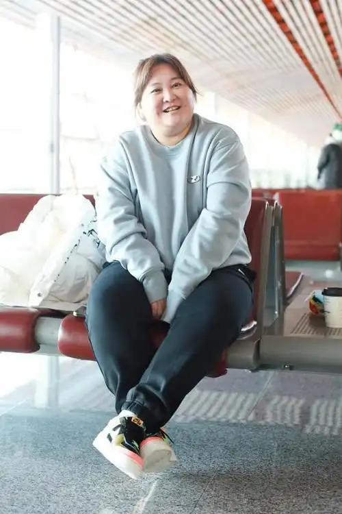 贾玲胖得挺可爱的,穿灰色卫衣配束脚裤,素颜也挺有吸引力的