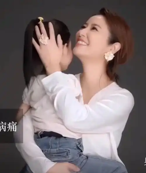 林心如首带女儿做公益镜头里只露了女儿后脑勺被质疑又当又立