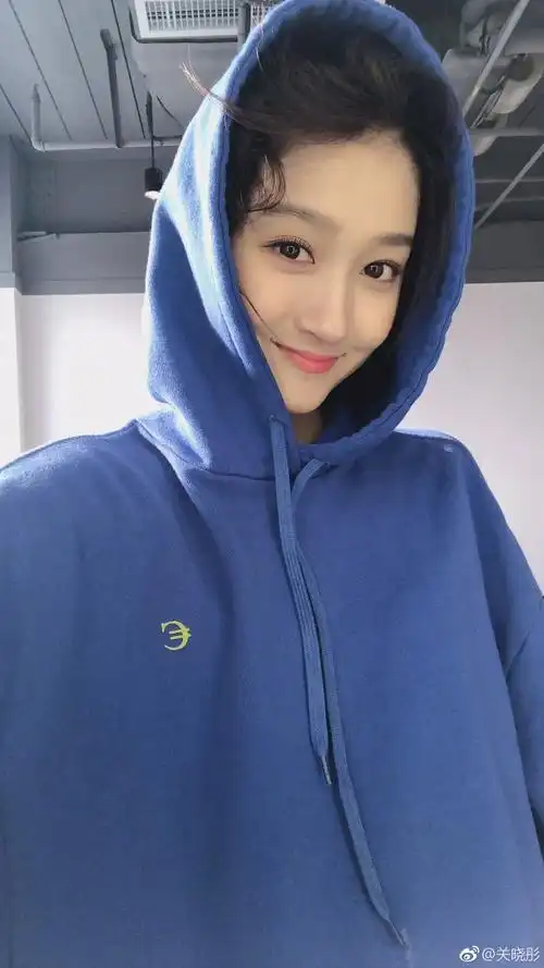 关晓彤蓝色卫衣酷帅十足 大眼睛长睫毛对镜头甜笑