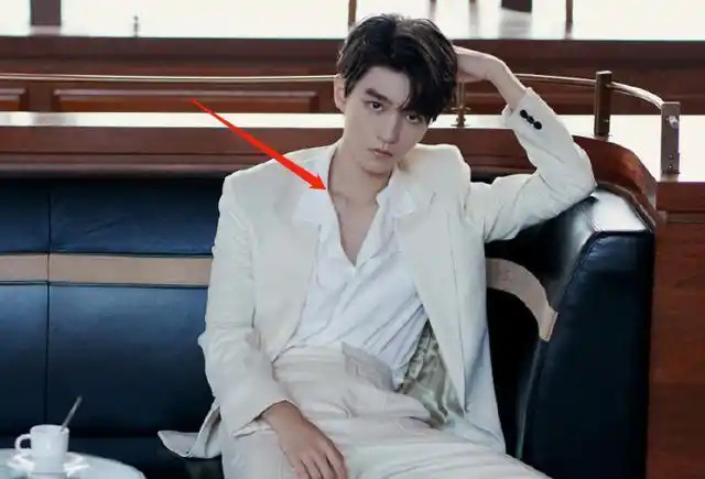 王俊凯出席线下活动身穿白色西装尽显成熟优雅锁骨我没看错吧