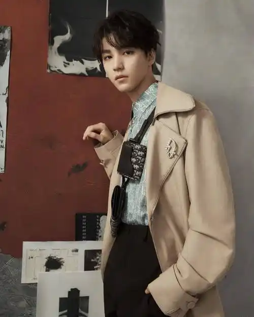 王俊凯成官媒收官刊封面人物,自豪是中华儿女,摩托车黑西装酷帅_风格