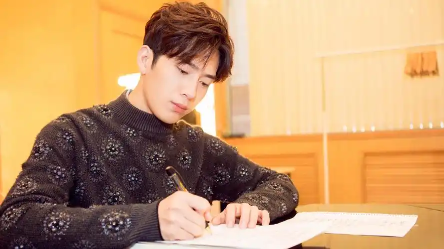 井柏然认真写字桌面壁纸