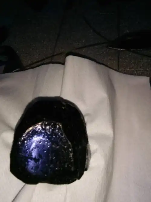 我有一颗黑色的石头重量73克,用强光手电看有特别强的反光,请哪位专家