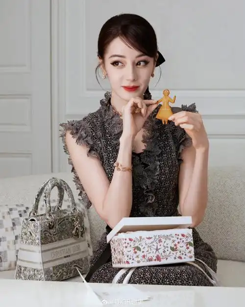 迪奥全球品牌大使迪丽热巴#,迪奥全球彩妆及香氛代言人@dear
