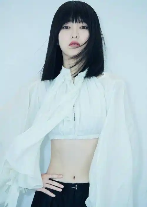 除了精湛的演技外,唐嫣更是是有着完美的身材,172的身高43公斤的体重