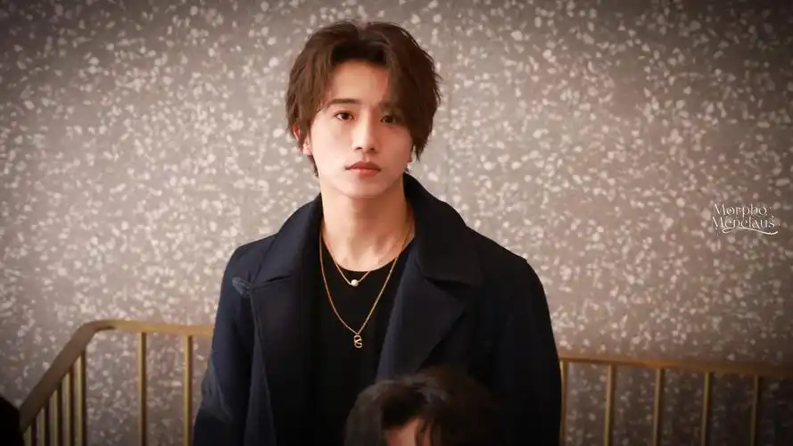 伯远成都站台活动饭拍 中分卷毛 贵气的伯远劳斯……|劳斯|卷毛|站台_