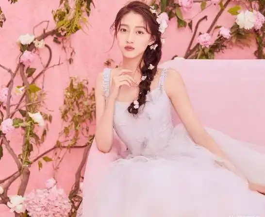 关晓彤放"大招",露腰拍照"细"到不科学,鹿晗一只手都能握住_观众_衣服