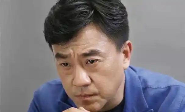 实力派演员何冰:专业与坚毅的表演之路何冰,一个来自北京普通家庭的