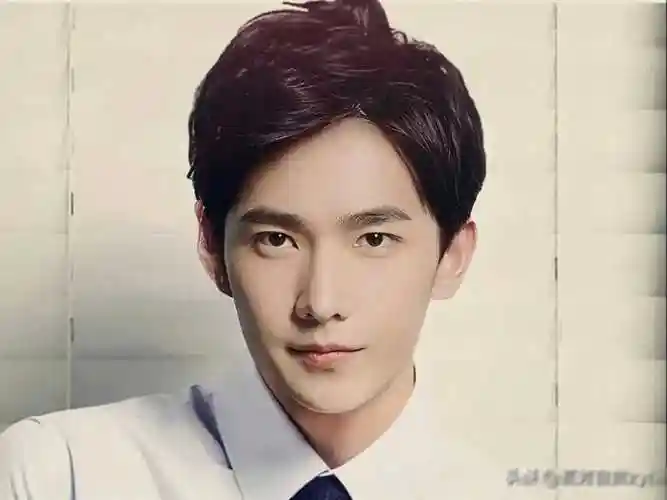 杨洋,身高180cm,体重65kg,ab血型,处女座,毕业于中国人民解放军国防