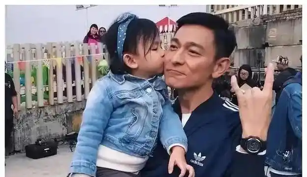 刘德华女儿刘向蕙,一出生身价上亿,是明星圈里最低调的掌上明珠