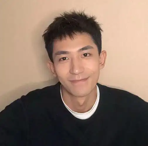 step1:首先先把头发刘海区域分出来,一般是从左右侧眼角垂直问上到发