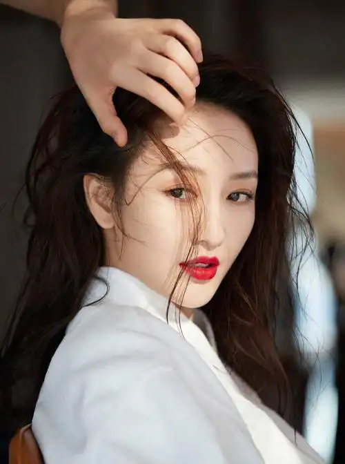 王鸥发布湿发浴袍写真 烈焰红唇成熟性感