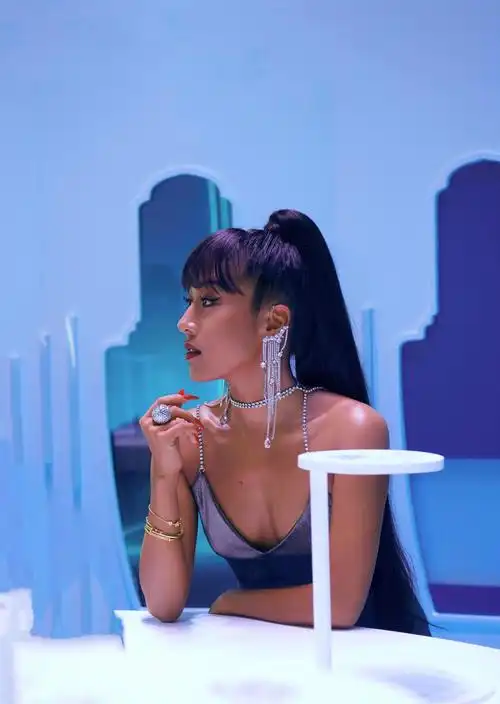 组图:吉克隽逸金属感大片前卫时尚 齐刘海造型演绎"乖系"性感