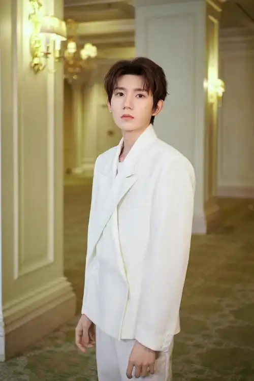 王源直播#今晚的王源是帅气的白马小王子,太适合穿白色西装了,镣忖