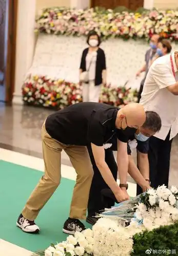 于蓝遗体告别仪式举行葛优神情肃穆揭露往事刘涛黄晓明送花圈